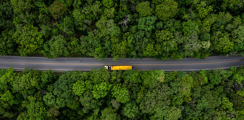 Vista aérea de camião na estrada - biocombustíveis transportes terrestres