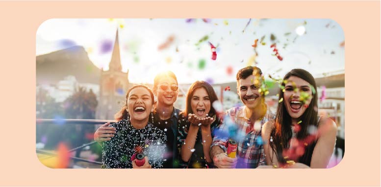 grupos de jovens a festejarem o Carnaval com confetis numa festa